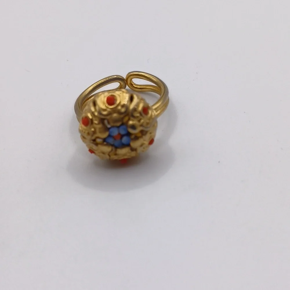 Gold Tone Design With a Tesserea Flower Ring